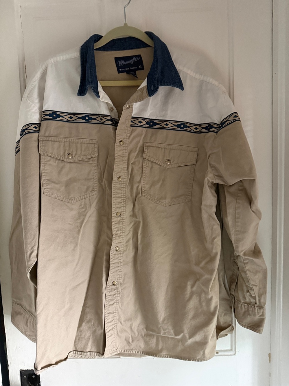 Wrangler Men’s Shirt with snaps  in Tan and Navy size xl